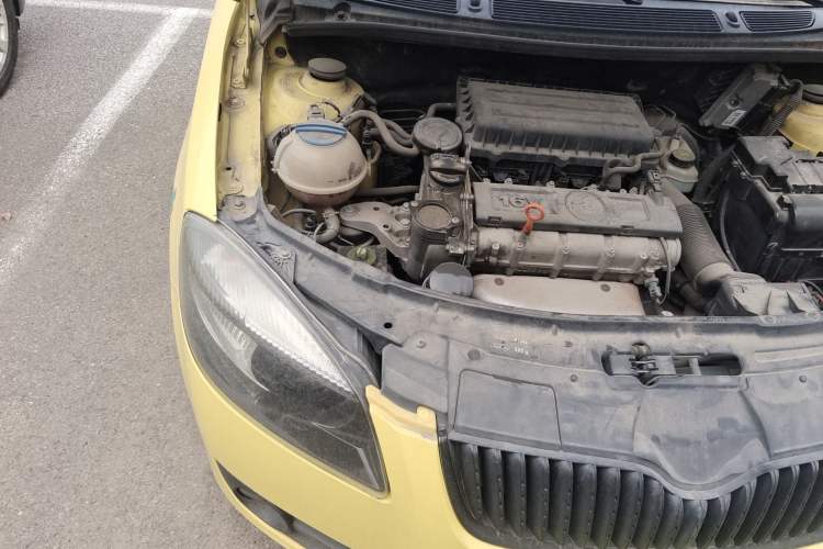 Used Skoda Fabia 2011 1.6L Automatic Cool Black Edition Engine Bay Right