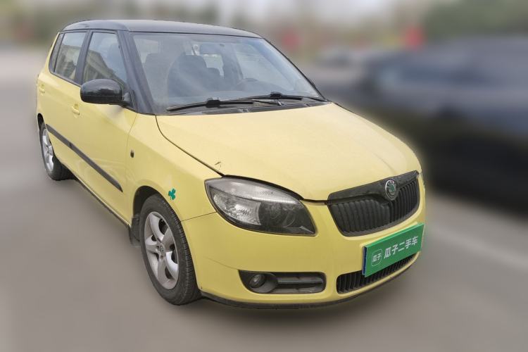 Used Skoda Fabia 2011 1.6L Automatic Cool Black Edition Front Right 45 Deg