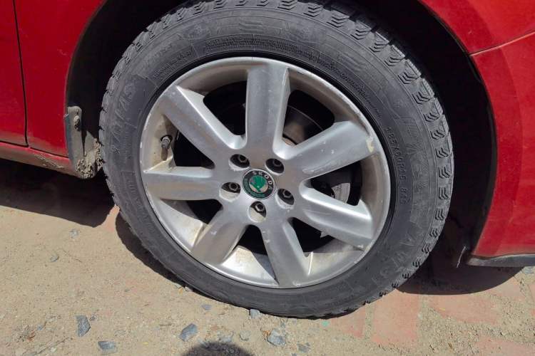 Used Skoda Fabia 2011 1.4L Manual Crystal Edition Right Front Wheel Hub