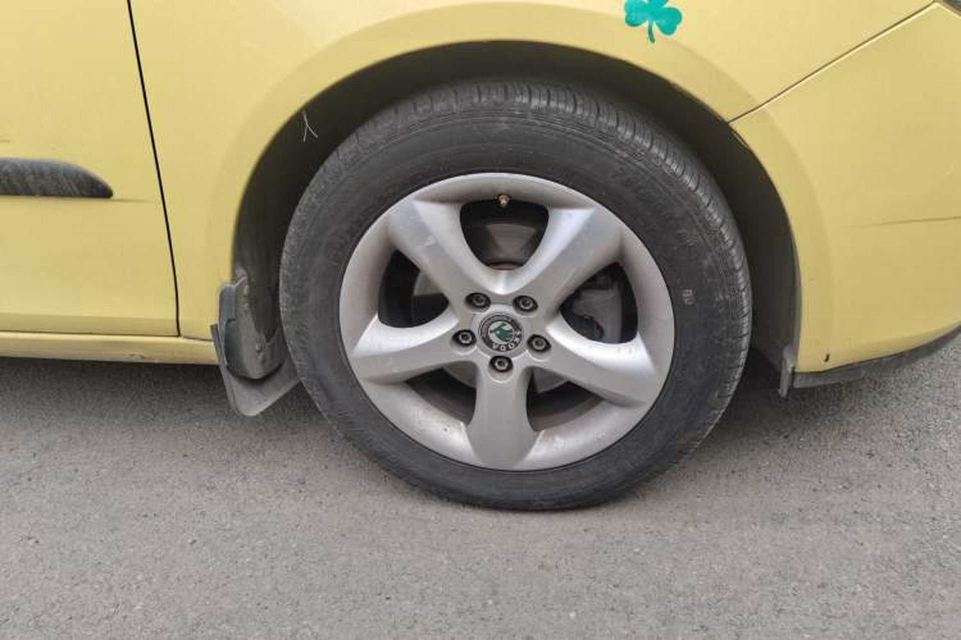 Used Skoda Fabia 2011 1.6L Automatic Cool Black Edition Right Front Wheel Hub