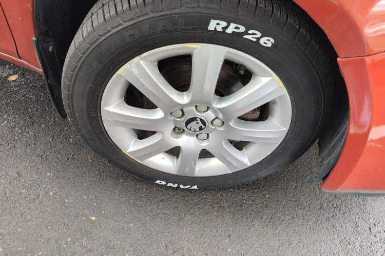Used Skoda Fabia 2011 1.6L Automatic Crystal Edition Right Front Wheel Hub