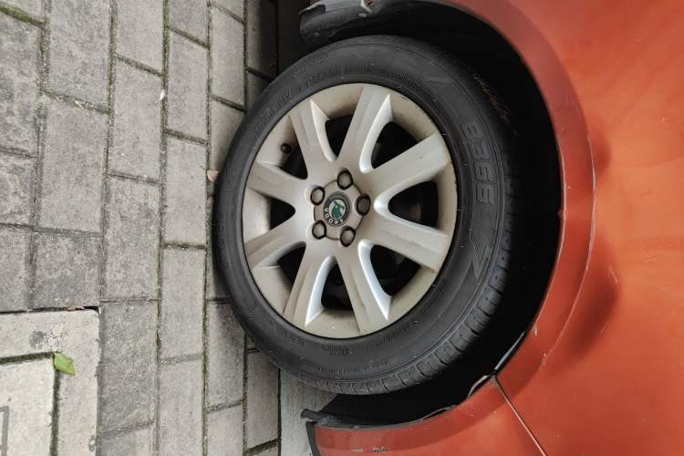 Used Skoda Fabia 2011 1.4L Manual Crystal Edition Right Front Wheel Hub