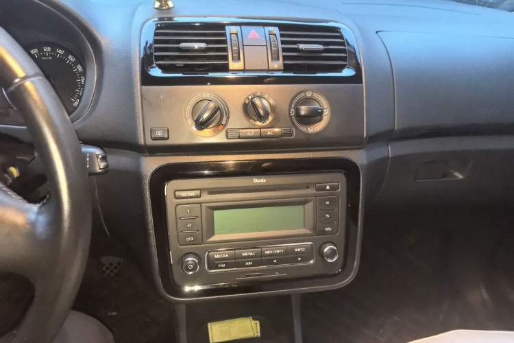 Used Skoda Fabia 2012 1.6L Automatic Sport Edition Audio And AC Panel
