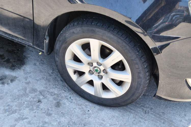 Used Skoda Fabia 2012 1.4L Automatic Crystal Edition Right Front Wheel Hub