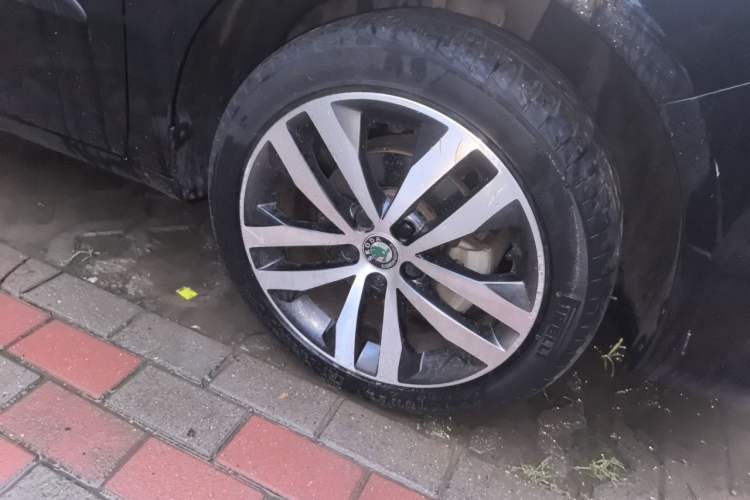 Used Skoda Fabia 2012 1.6L Automatic Sport Edition Right Front Wheel Hub