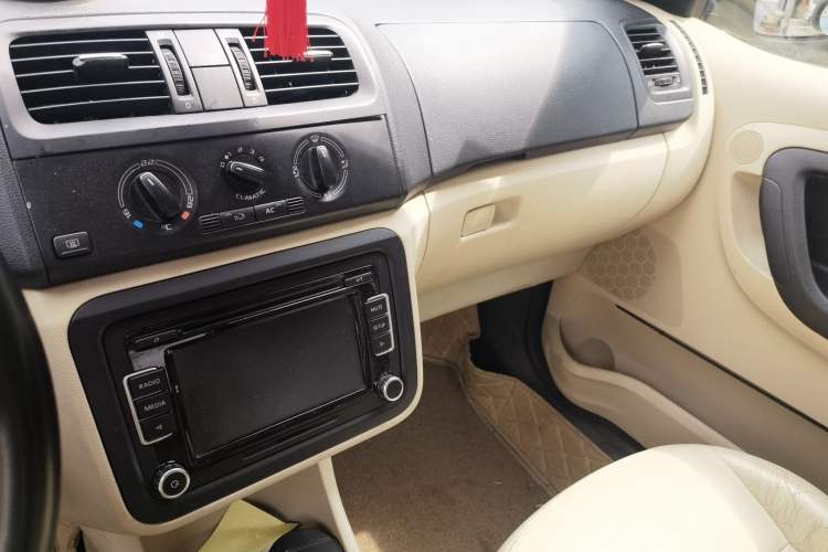 Used Skoda Fabia 2012 1.6L Automatic Crystal Edition Audio And AC Panel