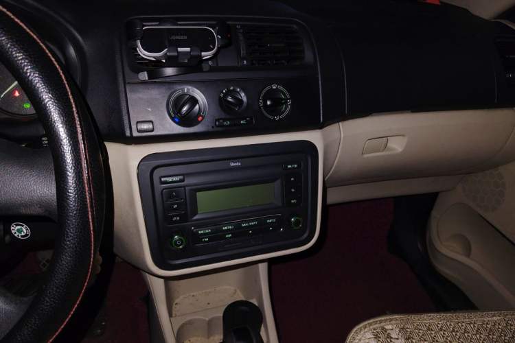Used Skoda Fabia 2012 1.4L Automatic Crystal Edition Audio And AC Panel