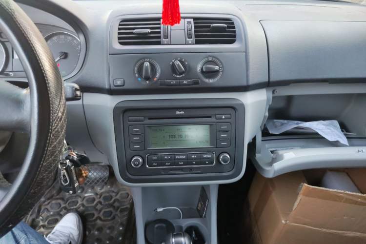 Used Skoda Fabia 2012 1.6L Automatic Crystal Edition Audio And AC Panel