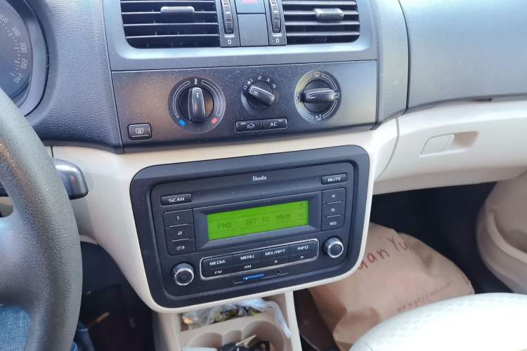 Used Skoda Fabia 2012 1.4L Manual Crystal Edition Audio And AC Panel