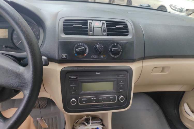 Used Skoda Fabia 2012 1.4L Automatic Crystal Edition Audio And AC Panel