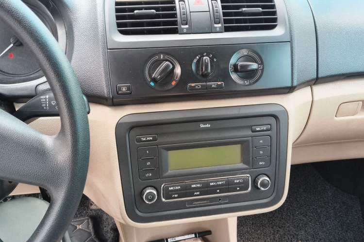Used Skoda Fabia 2012 1.4L Manual Crystal Edition Audio And AC Panel