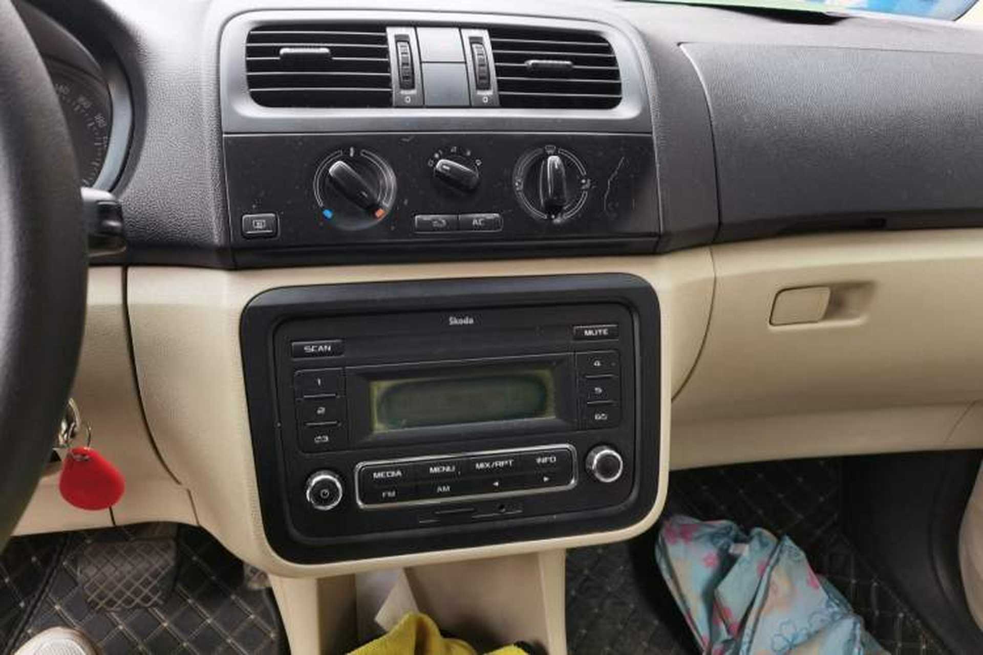 Used Skoda Fabia 2012 1.4L Automatic Crystal Edition Audio And AC Panel