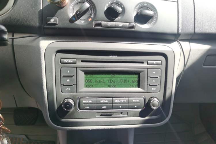 Used Skoda Fabia 2012 1.4L Automatic Crystal Edition Audio And AC Panel