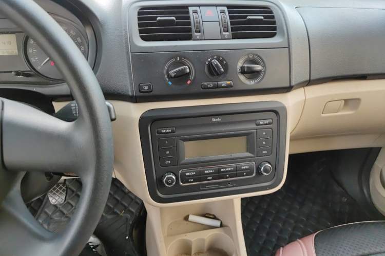 Used Skoda Fabia 2012 1.4L Manual Crystal Edition Audio And AC Panel