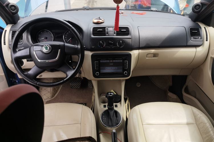 Used Skoda Fabia 2012 1.6L Automatic Crystal Edition Center Console