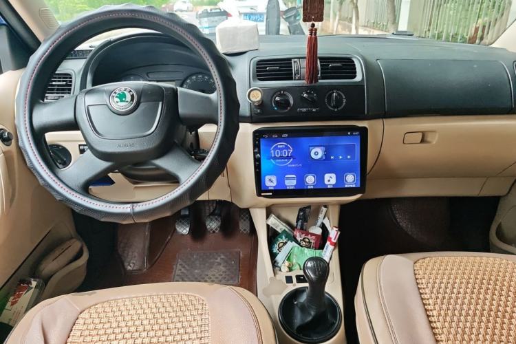 Used Skoda Fabia 2012 1.4L Manual Crystal Edition Center Console