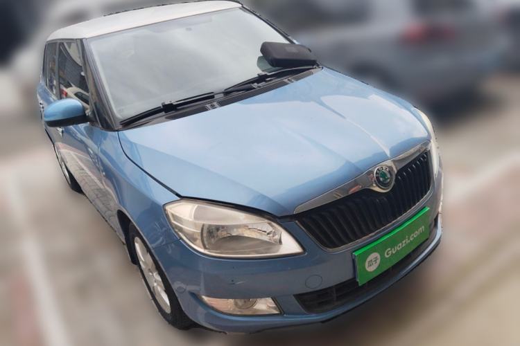 Used Skoda Fabia 2012 1.4L Automatic Crystal Edition Front Right 45 Deg