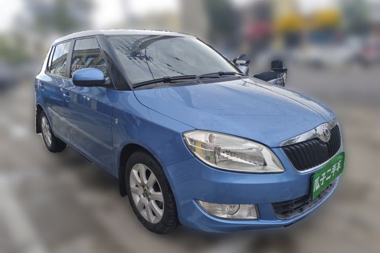 Used Skoda Fabia 2012 1.4L Automatic Crystal Edition Front Right 45 Deg