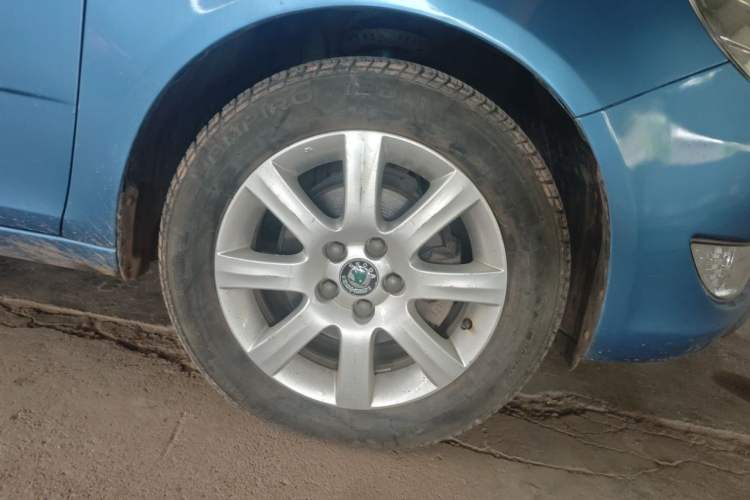 Used Skoda Fabia 2012 1.4L Automatic Crystal Edition Right Front Wheel Hub