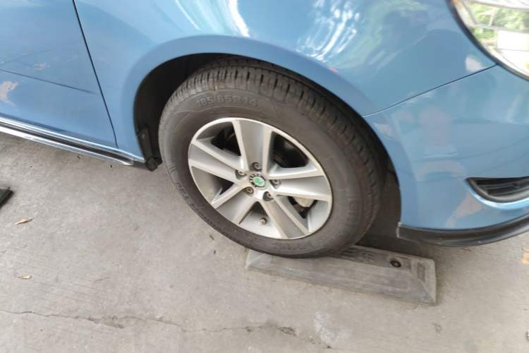 Used Skoda Fabia 2012 1.4L Automatic Crystal Edition Right Front Wheel Hub