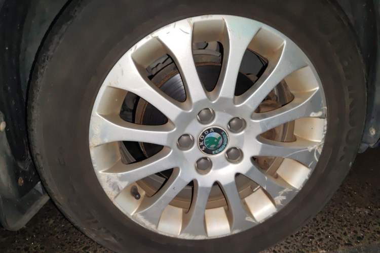 Used Skoda Fabia 2012 1.6L Automatic Crystal Edition Right Front Wheel Hub