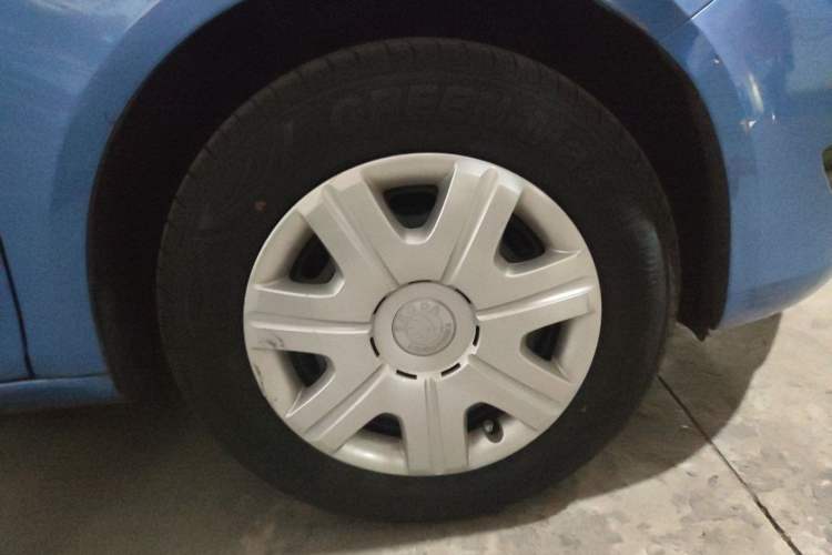 Used Skoda Fabia 2012 1.4L Automatic Crystal Edition Right Front Wheel Hub