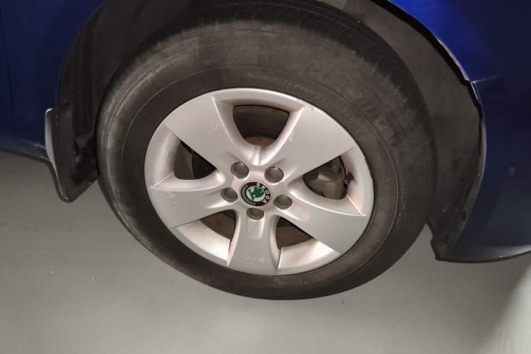 Used Skoda Fabia 2012 1.4L Automatic Crystal Edition Right Front Wheel Hub