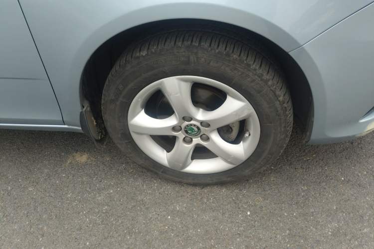 Used Skoda Fabia 2012 1.6L Automatic Cool Black Edition Right Front Wheel Hub