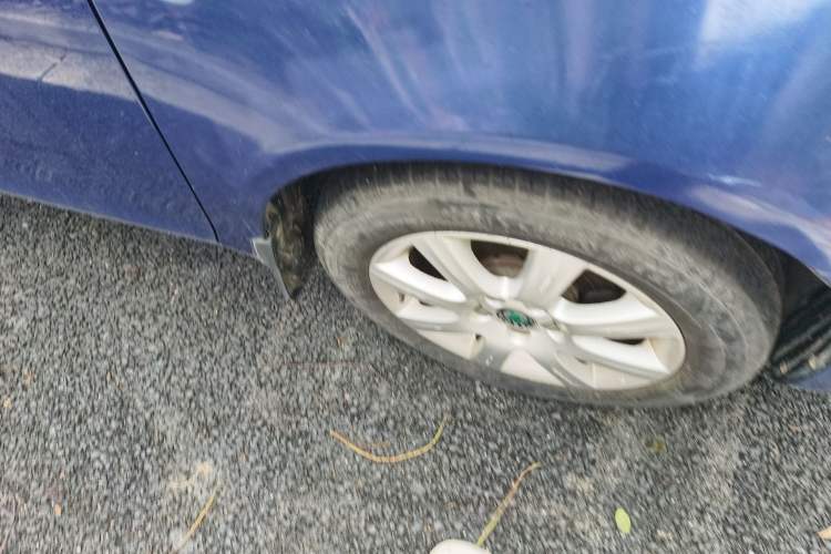 Used Skoda Fabia 2012 1.4L Automatic Crystal Edition Right Front Wheel Hub