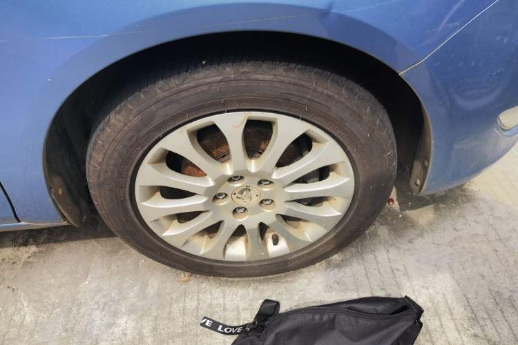 Used Skoda Fabia 2012 1.6L Automatic Crystal Edition Right Front Wheel Hub