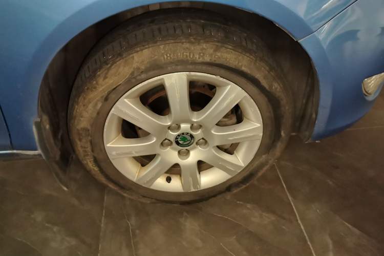 Used Skoda Fabia 2012 1.4L Automatic Crystal Edition Right Front Wheel Hub