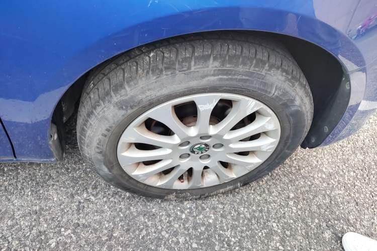 Used Skoda Fabia 2012 1.6L Automatic Crystal Edition Right Front Wheel Hub