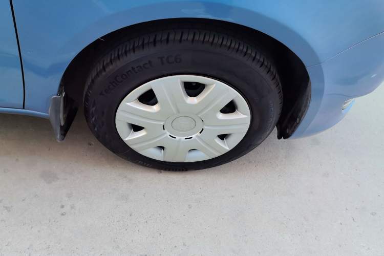 Used Skoda Fabia 2012 1.4L Automatic Crystal Edition Right Front Wheel Hub