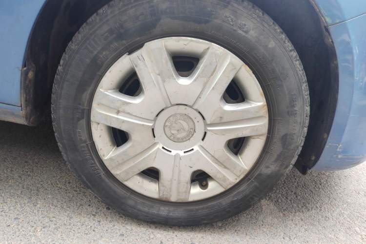 Used Skoda Fabia 2012 1.4L Automatic Crystal Edition Right Front Wheel Hub