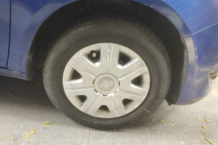 Used Skoda Fabia 2012 1.4L Automatic Crystal Edition Right Front Wheel Hub
