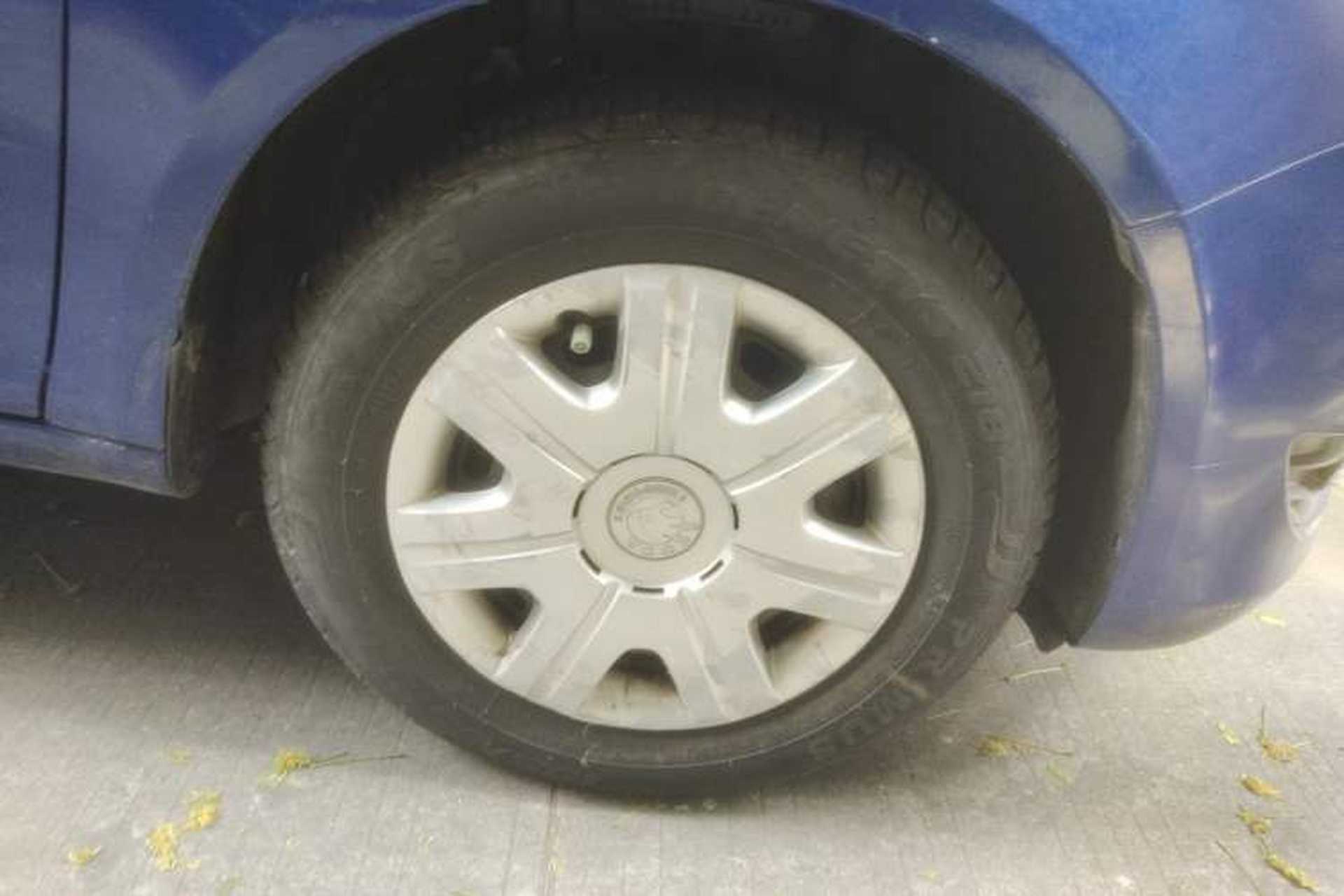 Used Skoda Fabia 2012 1.4L Automatic Crystal Edition Right Front Wheel Hub