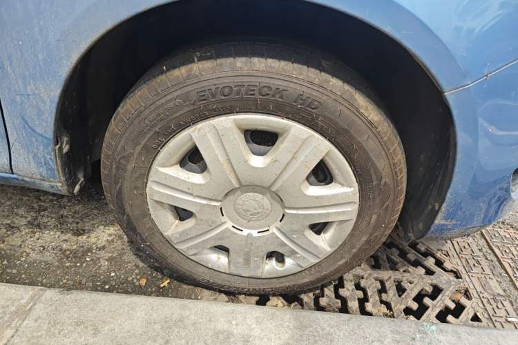 Used Skoda Fabia 2012 1.4L Manual Crystal Edition Right Front Wheel Hub