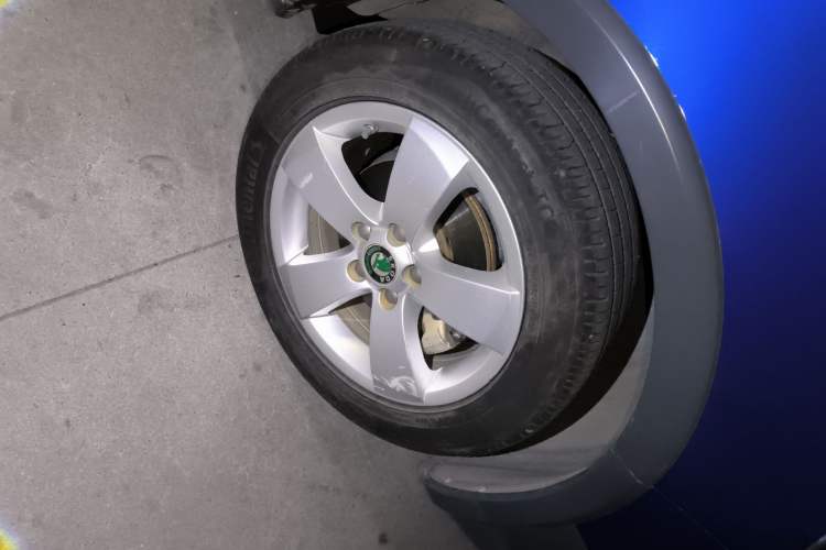 Used Skoda Fabia 2012 1.6L Scout Right Front Wheel Hub