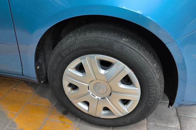 Used Skoda Fabia 2012 1.4L Automatic Crystal Edition Right Front Wheel Hub