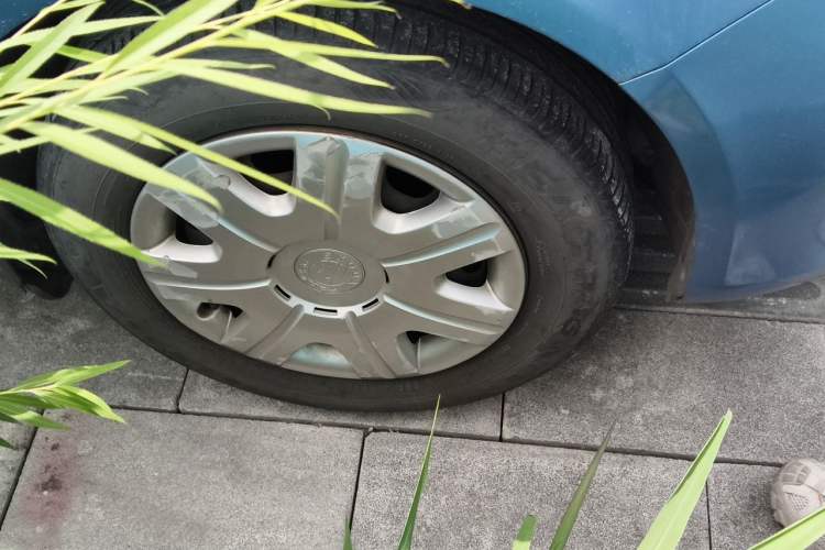 Used Skoda Fabia 2012 1.4L Manual Crystal Edition Right Front Wheel Hub