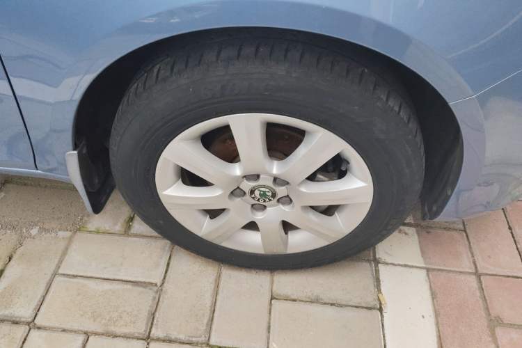 Used Skoda Fabia 2012 1.4L Automatic Crystal Edition Right Front Wheel Hub