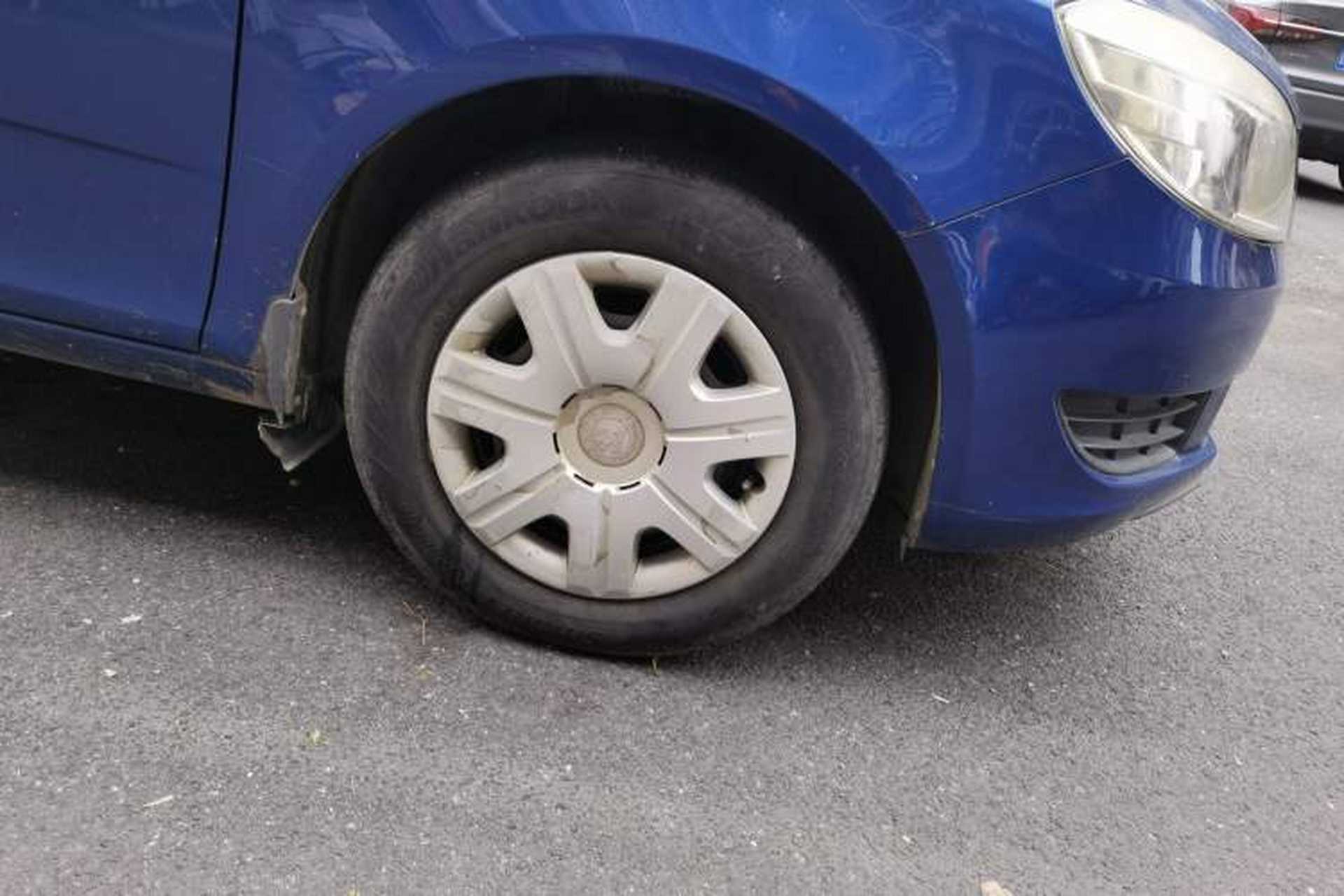 Used Skoda Fabia 2012 1.4L Automatic Crystal Edition Right Front Wheel Hub