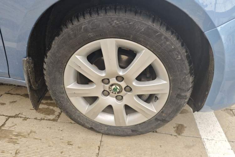 Used Skoda Fabia 2012 1.4L Automatic Crystal Edition Right Front Wheel Hub
