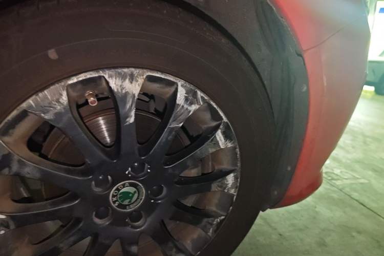 Used Skoda Fabia 2012 1.6L 5th Anniversary Limited Edition Right Front Wheel Hub