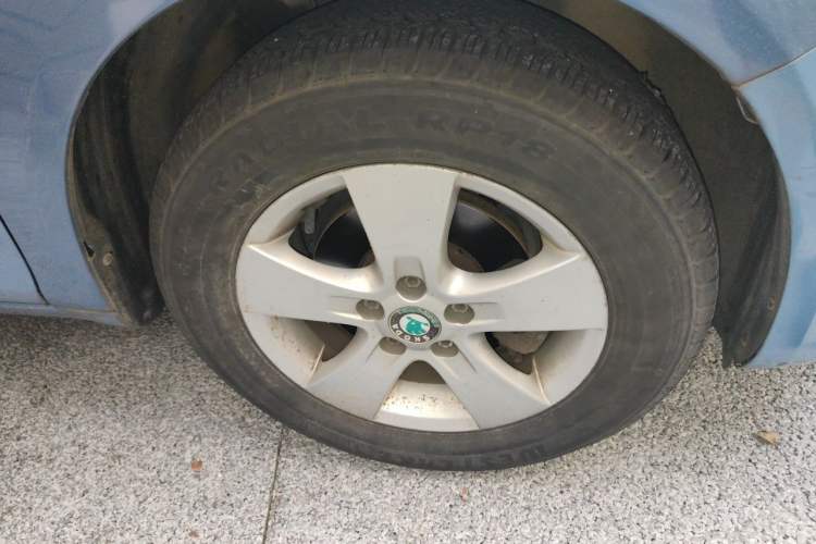 Used Skoda Fabia 2012 1.4L Automatic Crystal Edition Right Front Wheel Hub