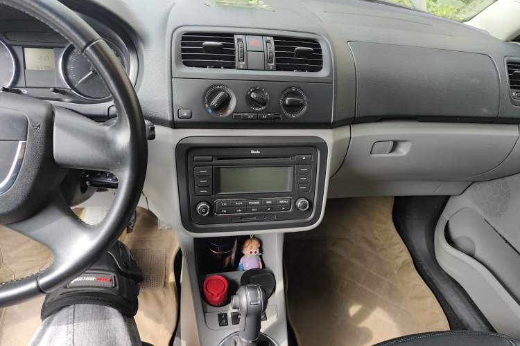 Used Skoda Fabia 2012 1.6L Automatic Crystal Edition Audio And AC Panel