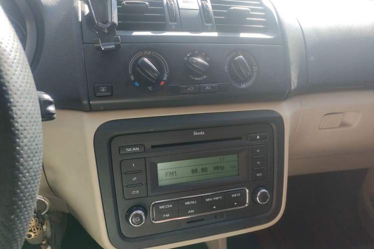 Used Skoda Fabia 2012 1.6L Scout Audio And AC Panel