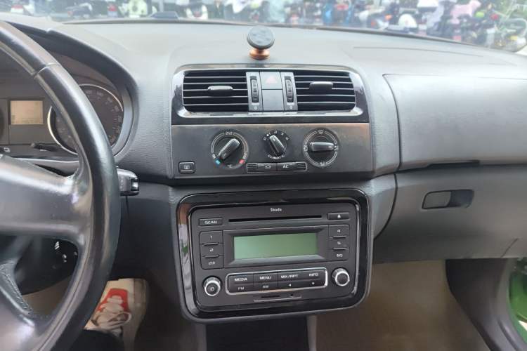 Used Skoda Fabia 2012 1.6L Automatic Sport Edition Audio And AC Panel