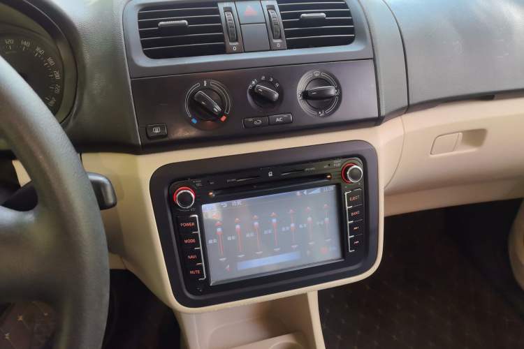 Used Skoda Fabia 2012 1.4L Automatic Crystal Edition Audio And AC Panel