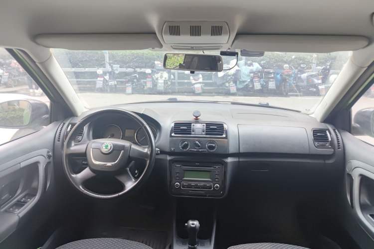 Used Skoda Fabia 2012 1.6L Automatic Sport Edition Center Console